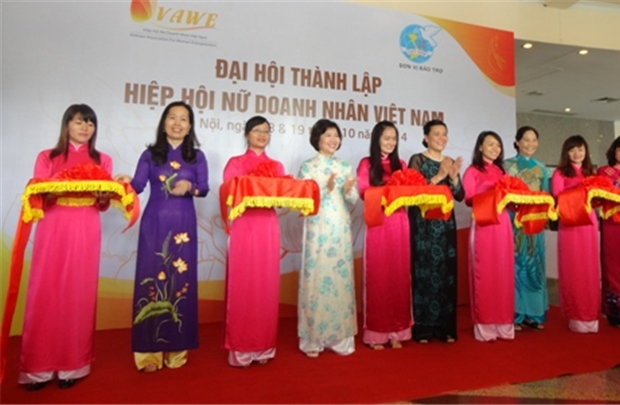 ຖັນແຖວນັກທຸລະກິດຍິງ ແມ່ນກຳລັງມີບົດບາດ ສຳຄັນ